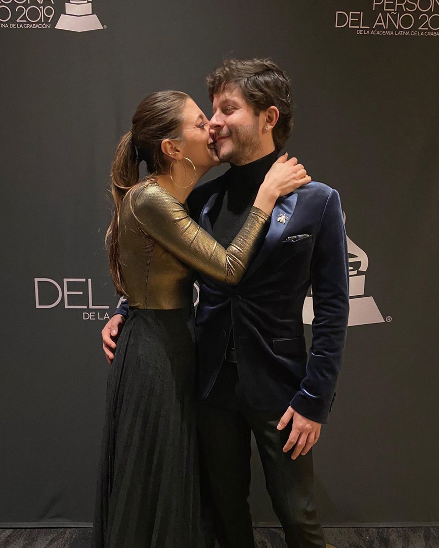 Nicolas y su novia Amalia Restrepo (M.F.A., illustration, 2018) at the 20th Latin Grammy Awards.