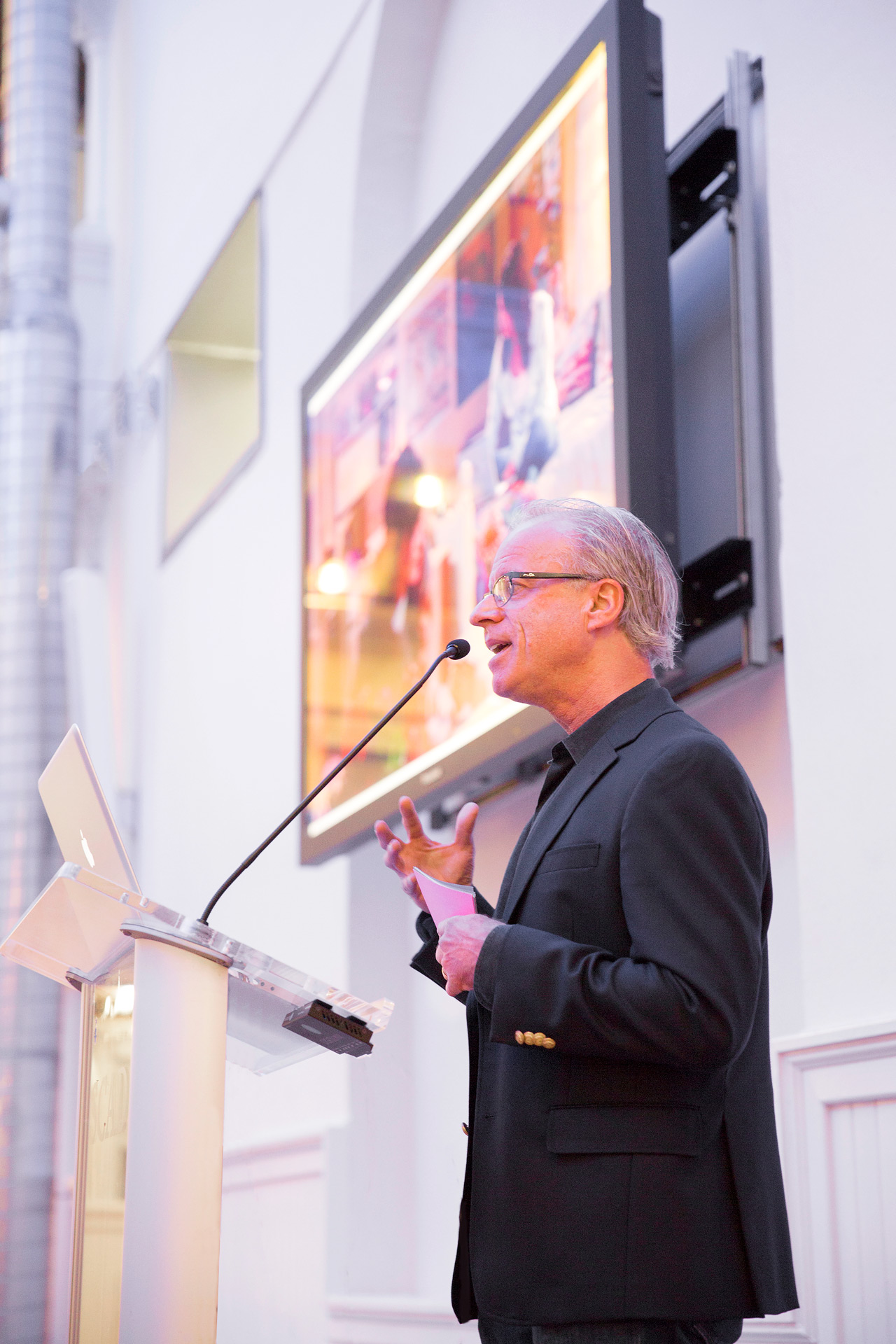 Journalist Arthur Levine stands at podium during talk with SCAD students about themed entertainment design