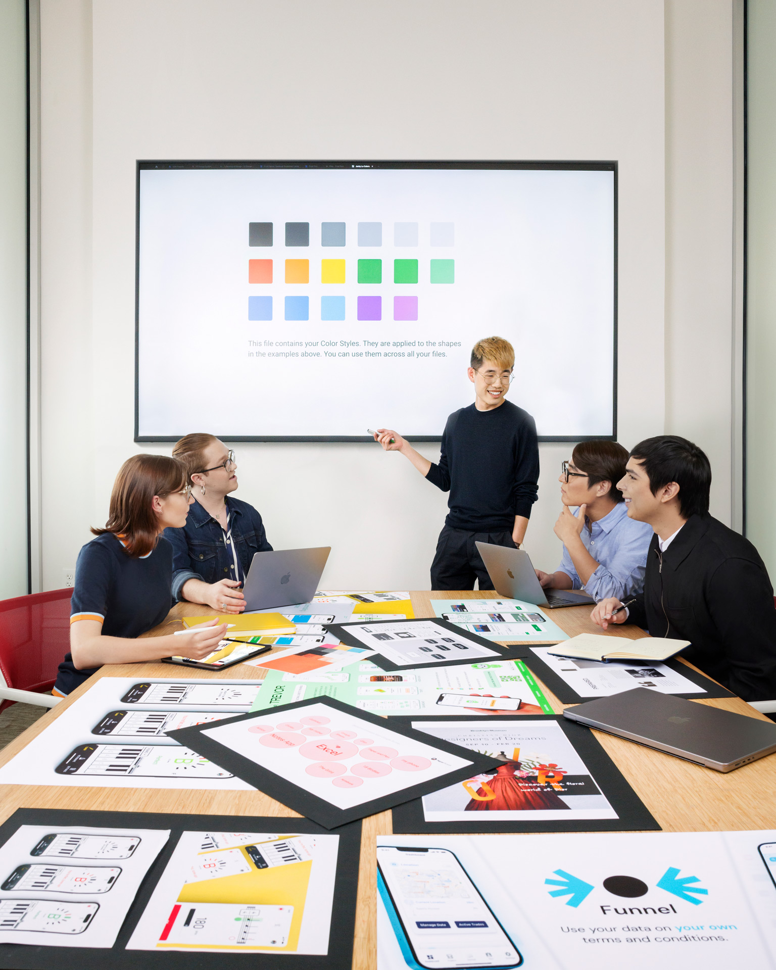 User experience research students collaborate