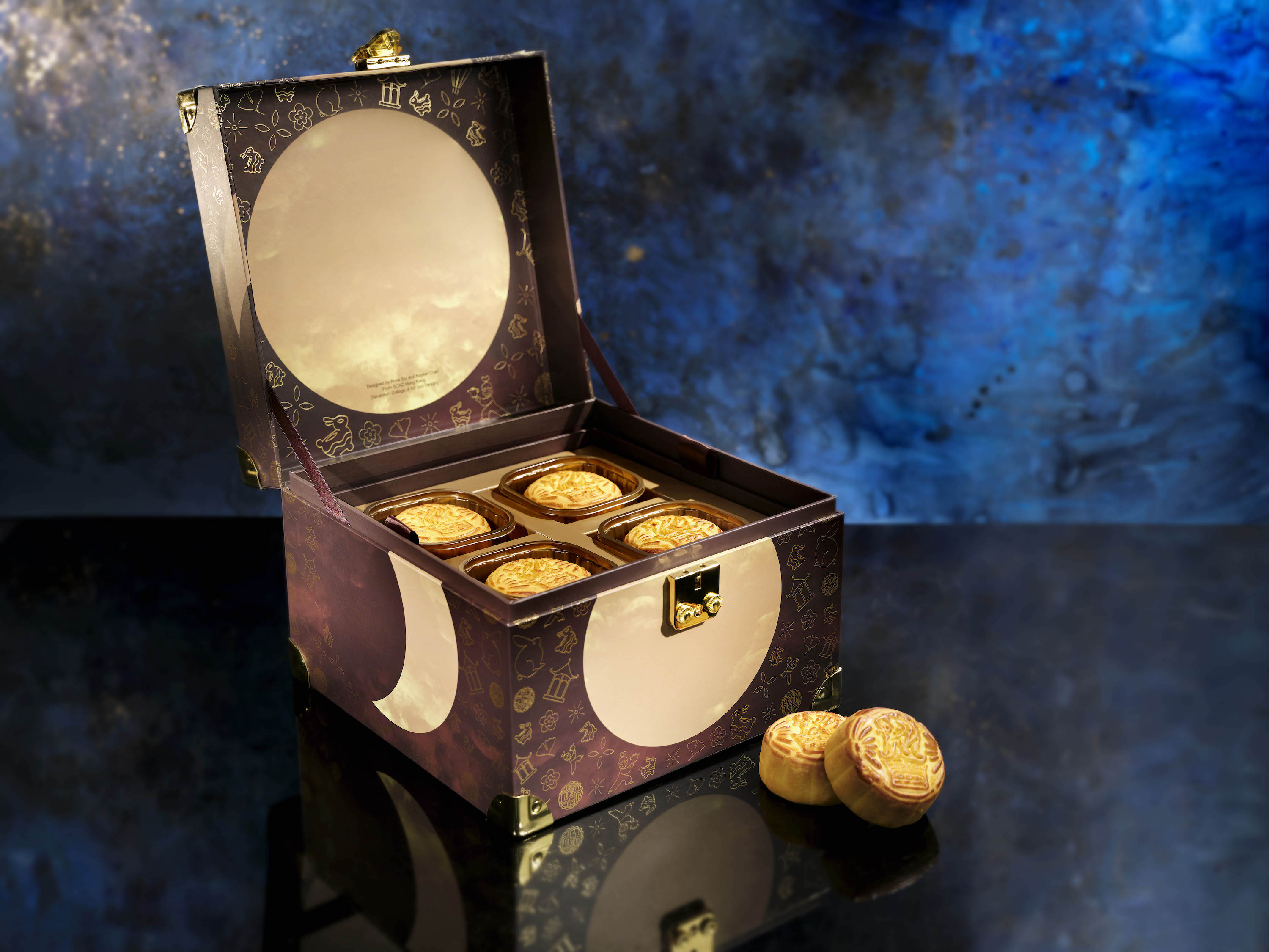 Resembling stars scattered around the moon, the gold-stamped icons on “Stardust” symbolize precious moments of the traditional festival.