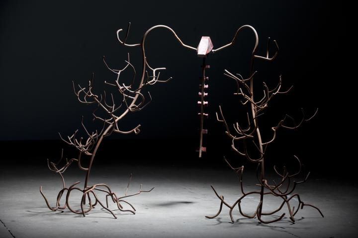 Wirey brown sculpture