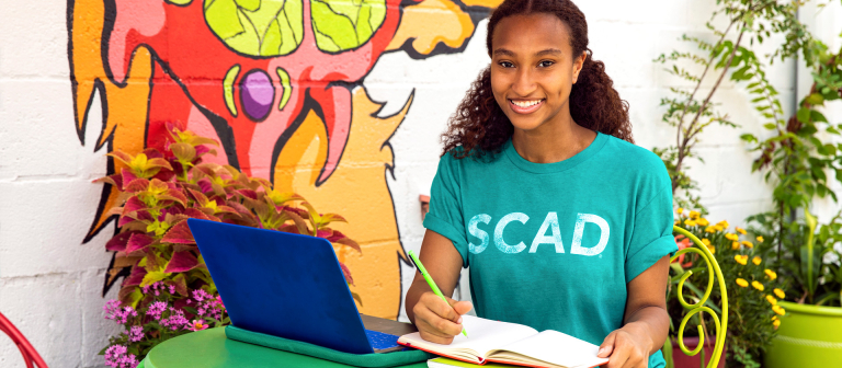 SCAD eLearning student works at a cafe