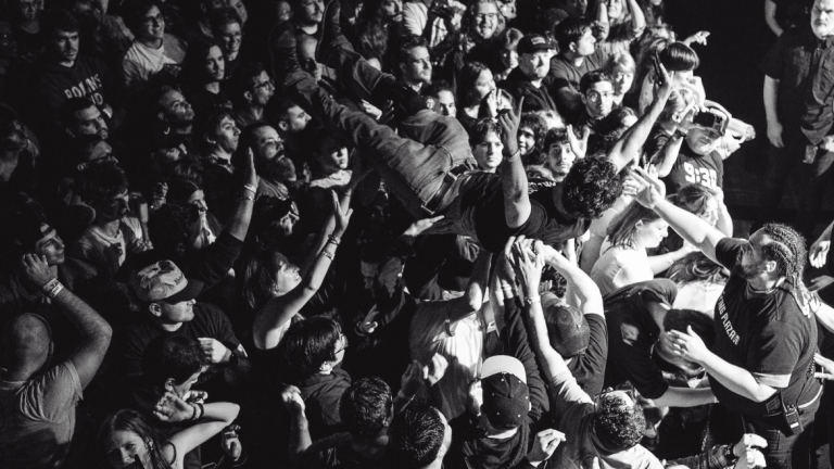 Noto crowd