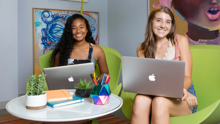 Students attending a SCAD Summer Seminar