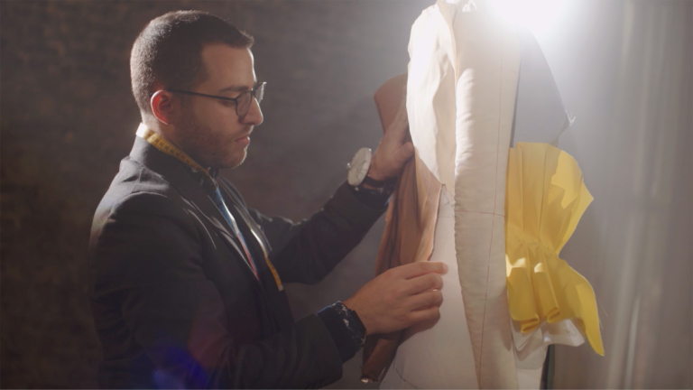 Play "SCAD fashion graduate Julian Robaire" video