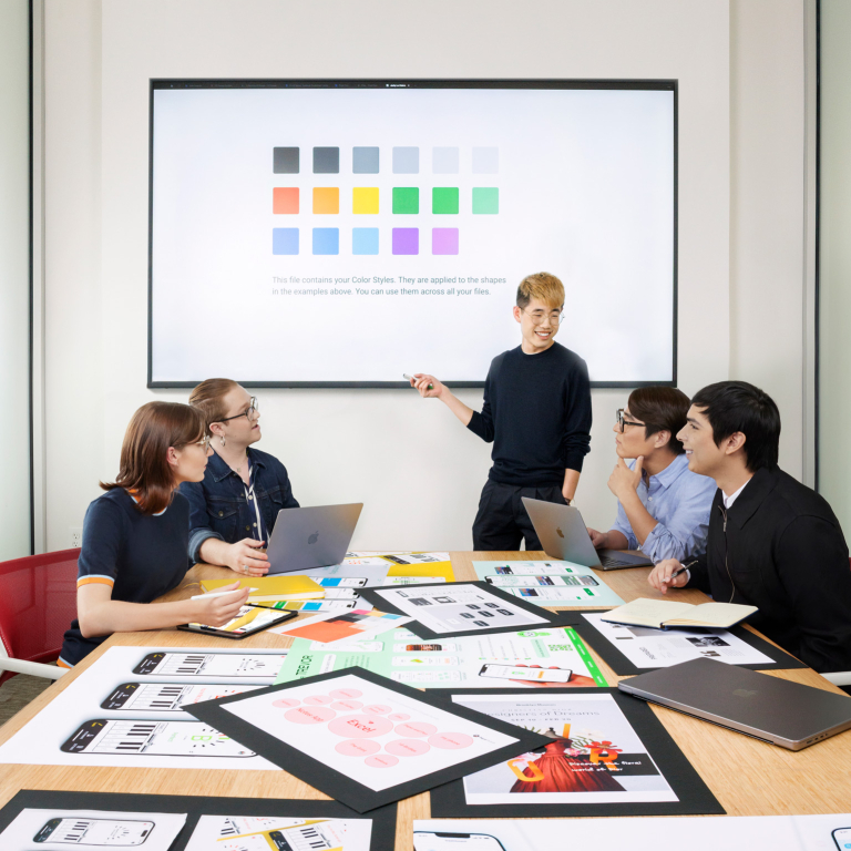 User experience research students collaborate